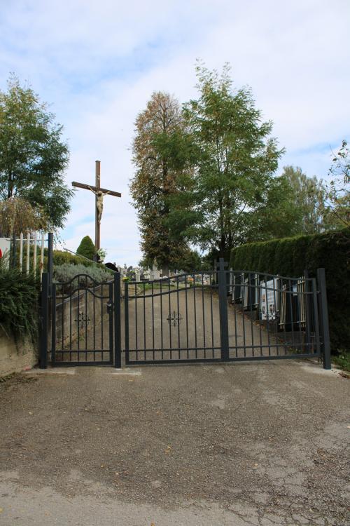 Výmena brány na miestnom cintoríne