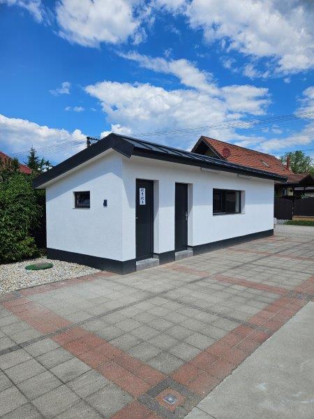 Predajný stánok a verejné WC na námestí